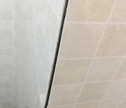 虹口瓷砖空鼓维修公司分享阳台瓷砖脱落的修复过程可以分为以下几个步骤