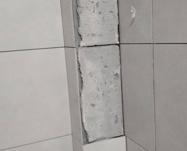 虹口瓷砖空鼓维修公司分享下瓷砖施工前基层浇水润湿程度不足，可能导致以下问题