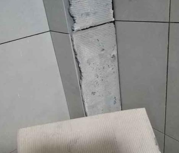 虹口瓷砖空鼓维修公司分享下厨房瓷砖脱落的补救措施。